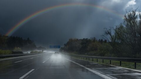 Autobahn mit Regenbogen Autobahn mit Regenbogen