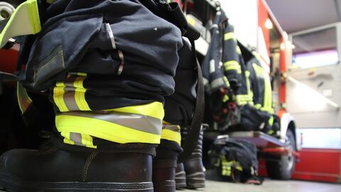 Feuerwehruniform Feuerwehruniform vor einem Feuerwehrauto