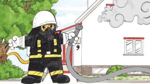 Comic - Was tun, wenn's brennt? Comic eines Löwen in Feuerwehruniform vor einem Haus