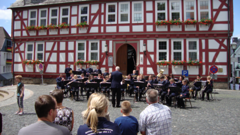 Feuerwehrmusik Feuerwehrmusik vor einem Fachwerkhaus