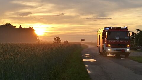 Sonnenuntergang mit Feuerwehrauto Sonnenuntergang mit Feuerwehrauto