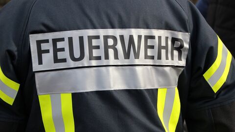 Feuerwehruniform Feuerwehruniform von hinten
