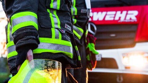 Feuerwehrmann vor einem Feuerwehrauto Feuerwehrmann vor einem Feuerwehrauto