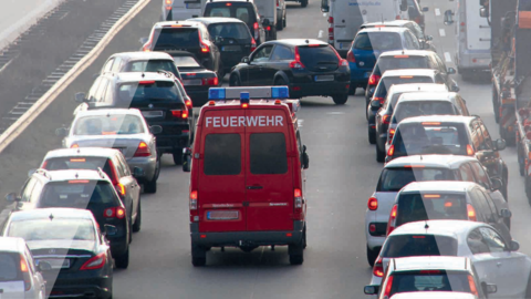 Rettungsgasse mit Feuerwehrauto in der Mitte
