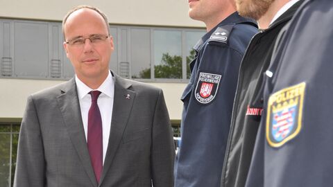 Innenminister Peter Beuth zusammen mit Polizei-, Feuerwehr- und Rettungskräften Innenminister Peter Beuth zusammen mit Polizei-, Feuerwehr- und Rettungskräften