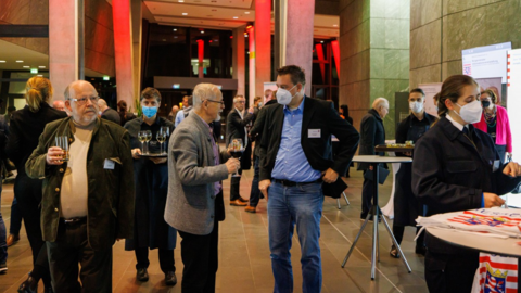 Menschen vor Austellern Menschen vor Austellern