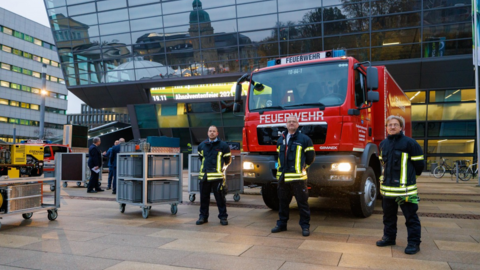 Feuerwehrauto und Feuerwehrleute Feuerwehrauto und Feuerwehrleute