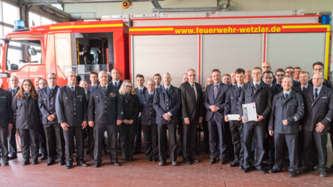 Freiwillige Feuerwehr Wetzlar Innenminister Peter Beuth bei der Übergabe der Auszeichung "Feuerwehr des Monats April 2018" an die Freiwillige Feuerwehr Wetzlar mit dem Leiter der Feuerwehr Erwin Strunk, Oberbürgermeister Manfred Wagner.