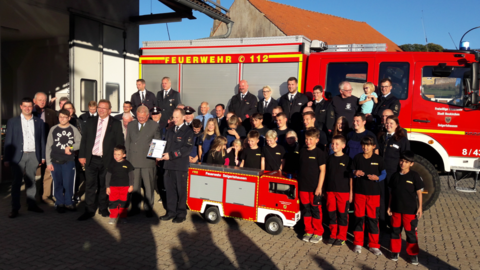 Abteilungsleiter Gunnar Milberg zusammen mit der Freiwilligen Feuerwehr Neukirchen-Seigertshausen bei der Übergabe der Auszeichnung Feuerwehr des Monats August.