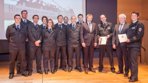 Brandoberrätin Martina Klee, Leiterin der Feuerwehr Gießen, Staatssekretär Werner Koch, Wehrführer Martin Lutz, Brandschutzdezernent Stadtrat Peter Neidel und Einsatzkräfte der Schnelleinsatzgruppe Spezielle Rettung.
