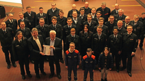 Staatssekretär Werner Koch bei der Übergabe der Auszeichnung zur Feuerwehr des Monats