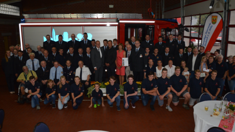 Innenminister Peter Beuth zusammen mit der Freiwilligen Feuerwehr Rosbach vor der Höhe.