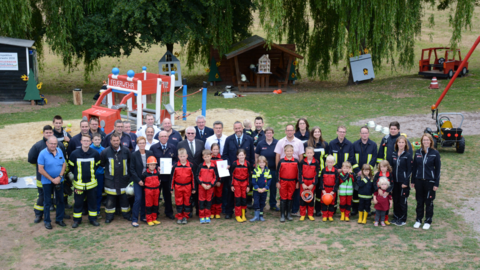 Freiwillige Feuerwehr Bebra-Gilfershausen Staatssekretär Werner Koch zusammen mit der Feuerwehr Gilfershausen auf dem Feuerwehrspielplatz.