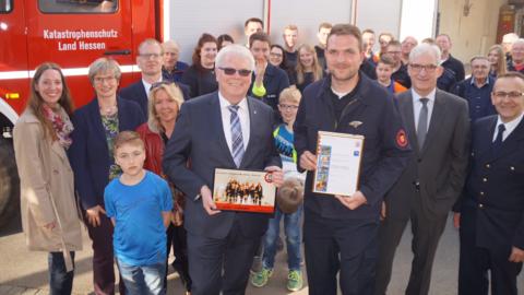 Freiwillige Feuerwehr Allendorf/Hardtberg Staatssekretär Werner Koch bei der Übergabe der Auszeichnung „Feuerwehr des Monats“ an die Freiwilligen Feuerwehren Allendorf/Hardtberg und Dainrode mit dem Wehrführer von Dainrode, Daniel Hecker; Ehrengästen und Feuerwehrangehörigen.