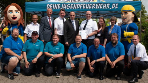 Innenminister Peter Beutz bei der Übergabe der Auszeichnung "Feuerwehr des Monats Mai 2018" an die Kreisjugendfeuerwehr Waldeck-Frankenberg mit Kreisjugendfeuerwehrwart Markus Potthof und weiteren Gästen.