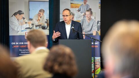 Begrüßung durch Herrn Innenminister Peter Beuth Begrüßung durch Herrn Innenminister Peter Beuth