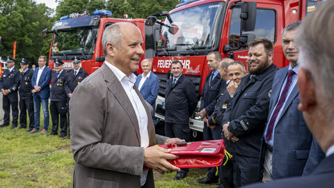 Herr Minister Roman Poseck, bei der Übergabe von Feuerwehrzeugen an die Freiwilligen Feuerwehren