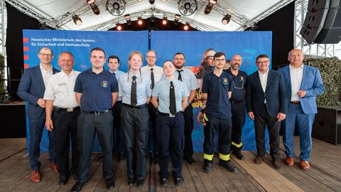 Tag der ehrenamtlichen Einsatzkräfte auf dem Hessentag Ehrenamtliche Einsatzkräfte gemeinsem mit Ministerpräsident Boris Rhein, Innenminster Prof. Dr. Roman Poseck, LFV Präsident Norbert Fischer und Landrat Jan Weckler