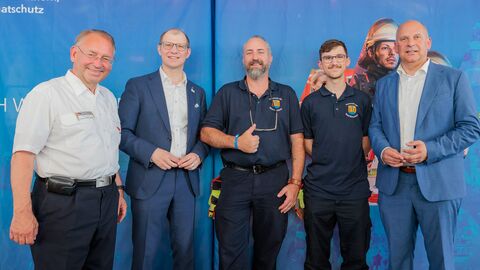 Tag der ehrenamtlichen Einsatzkräfte auf dem Hessentag Ehrenamtliche Einsatzkräfte gemeinsem mit Innenminster Prof. Dr. Roman Poseck, LFV Präsident Norbert Fischer und Landrat Jan Weckler