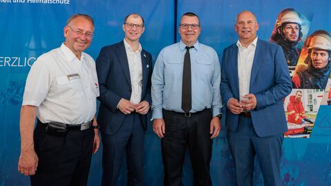 Tag der ehrenamtlichen Einsatzkräfte auf dem Hessentag Ehrenamtliche Einsatzkräfte gemeinsem mit Innenminster Prof. Dr. Roman Poseck, LFV Präsident Norbert Fischer und Landrat Jan Weckler