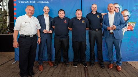 Tag der ehrenamtlichen Einsatzkräfte auf dem Hessentag Ehrenamtliche Einsatzkräfte gemeinsem mit Innenminster Prof. Dr. Roman Poseck, LFV Präsident Norbert Fischer und Landrat Jan Weckler