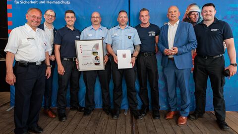 Tag der ehrenamtlichen Einsatzkräfte auf dem Hessentag Ehrenamtliche Einsatzkräfte gemeinsem mit Innenminster Prof. Dr. Roman Poseck, LFV Präsident Norbert Fischer und Landrat Jan Weckler