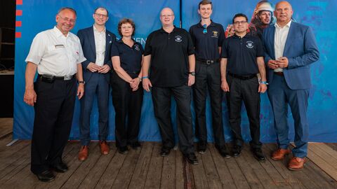 Tag der ehrenamtlichen Einsatzkräfte auf dem Hessentag Ehrenamtliche Einsatzkräfte gemeinsem mit Innenminster Prof. Dr. Roman Poseck, LFV Präsident Norbert Fischer und Landrat Jan Weckler