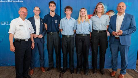Tag der ehrenamtlichen Einsatzkräfte auf dem Hessentag Ehrenamtliche Einsatzkräfte gemeinsem mit Innenminster Prof. Dr. Roman Poseck, LFV Präsident Norbert Fischer und Landrat Jan Weckler