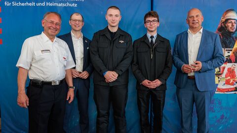 Tag der ehrenamtlichen Einsatzkräfte auf dem Hessentag Ehrenamtliche Einsatzkräfte gemeinsem mit Innenminster Prof. Dr. Roman Poseck, LFV Präsident Norbert Fischer und Landrat Jan Weckler