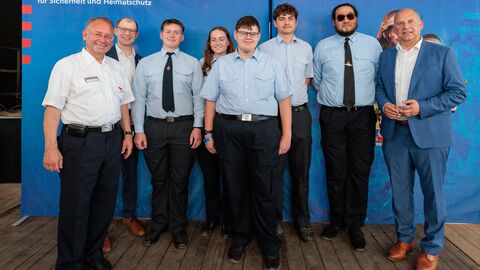 Tag der ehrenamtlichen Einsatzkräfte auf dem Hessentag Ehrenamtliche Einsatzkräfte gemeinsem mit Innenminster Prof. Dr. Roman Poseck, LFV Präsident Norbert Fischer und Landrat Jan Weckler