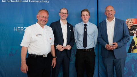Tag der ehrenamtlichen Einsatzkräfte auf dem Hessentag Ehrenamtliche Einsatzkräfte gemeinsem mit Innenminster Prof. Dr. Roman Poseck, LFV Präsident Norbert Fischer und Landrat Jan Weckler